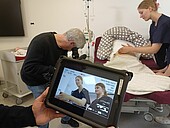 Midwifery student Lia-Sophie Sydow with the ZDF film team in mid-April at HWG LU's Skills Lab (Photo: HWG LU)