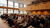 Blick in die voll besetzte Aula: Über 250 geladene Gäste - meist ehemalige Studierende und Kooperations- und Praxispartner - waren der Einladung zum Jubiläumsfestakt gefolgt.