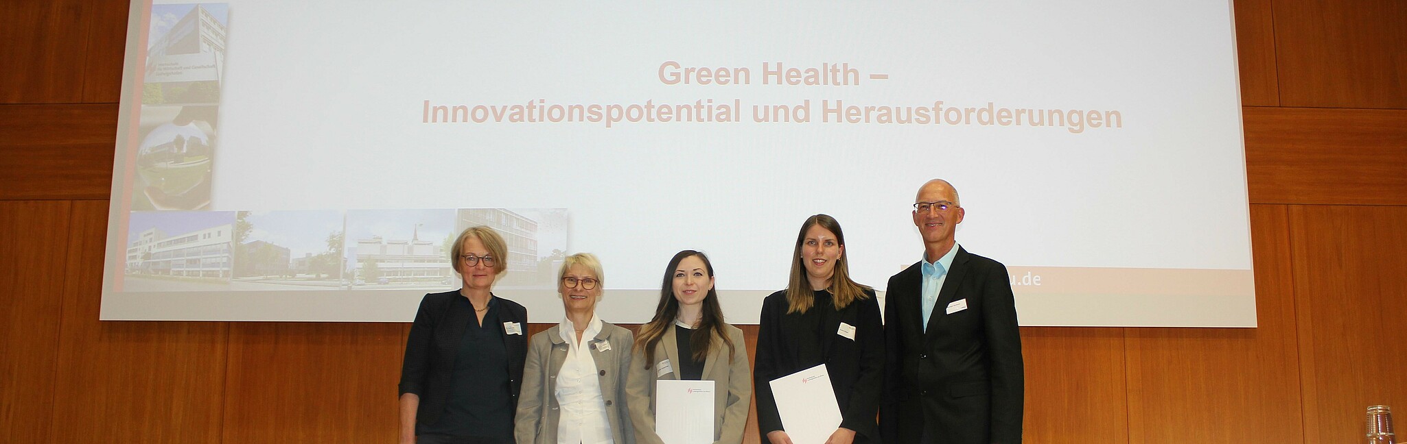 Preisverleihung des Fördervereins Gesundheitsökonomie mit den beiden Preisträgerinnen Vanessa Gergereder und Saskia Staiger  (Bild: HWG LU)  