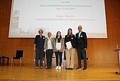 Preisverleihung des Fördervereins Gesundheitsökonomie mit den beiden Preisträgerinnen Vanessa Gergereder und Saskia Staiger  (Bild: HWG LU)  