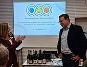 Tatjana Kamrad, 1st Chairwoman of the Friends of the HWG LU, welcomes Prof. Dr. Dominik Durner, who then leads through the wine tasting