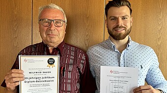 Vater Wilfried Sauer machte 1973 seinen Abschluss an der Ludwigshafener Hochschule, Sohn Dominik Völker ist 2023 unter den Absolventen