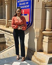HWG LU-Studentin Arzu Taj vor der International College of Management in Australien (Bild: privat)