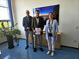 Urkundenübergabe: Prof. Dr. KLaus Freyburger mit Hochschupräsident Prof. Dr. Gunther Piller und Dekanin Prof. Dr. Birgit Angermayer (Bild: HWG LU)