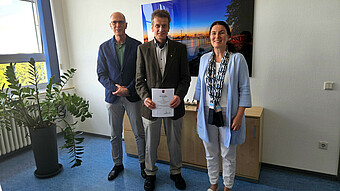 Presentation of certificates: Prof. Dr. KLaus Freyburger with University President Prof. Dr. Gunther Piller and Dean Prof. Dr. Birgit Angermayer (Image: HWG LU)