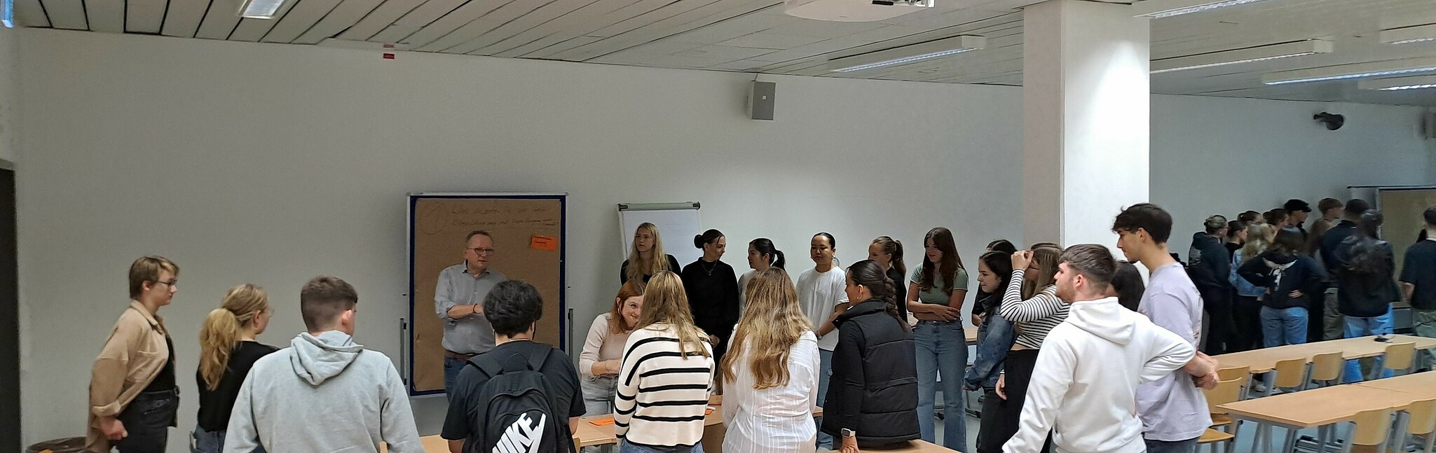 The participants enjoyed lively discussions, which resulted in full movable walls. After internal group syntheses, the moderators presented central aspects from their areas.