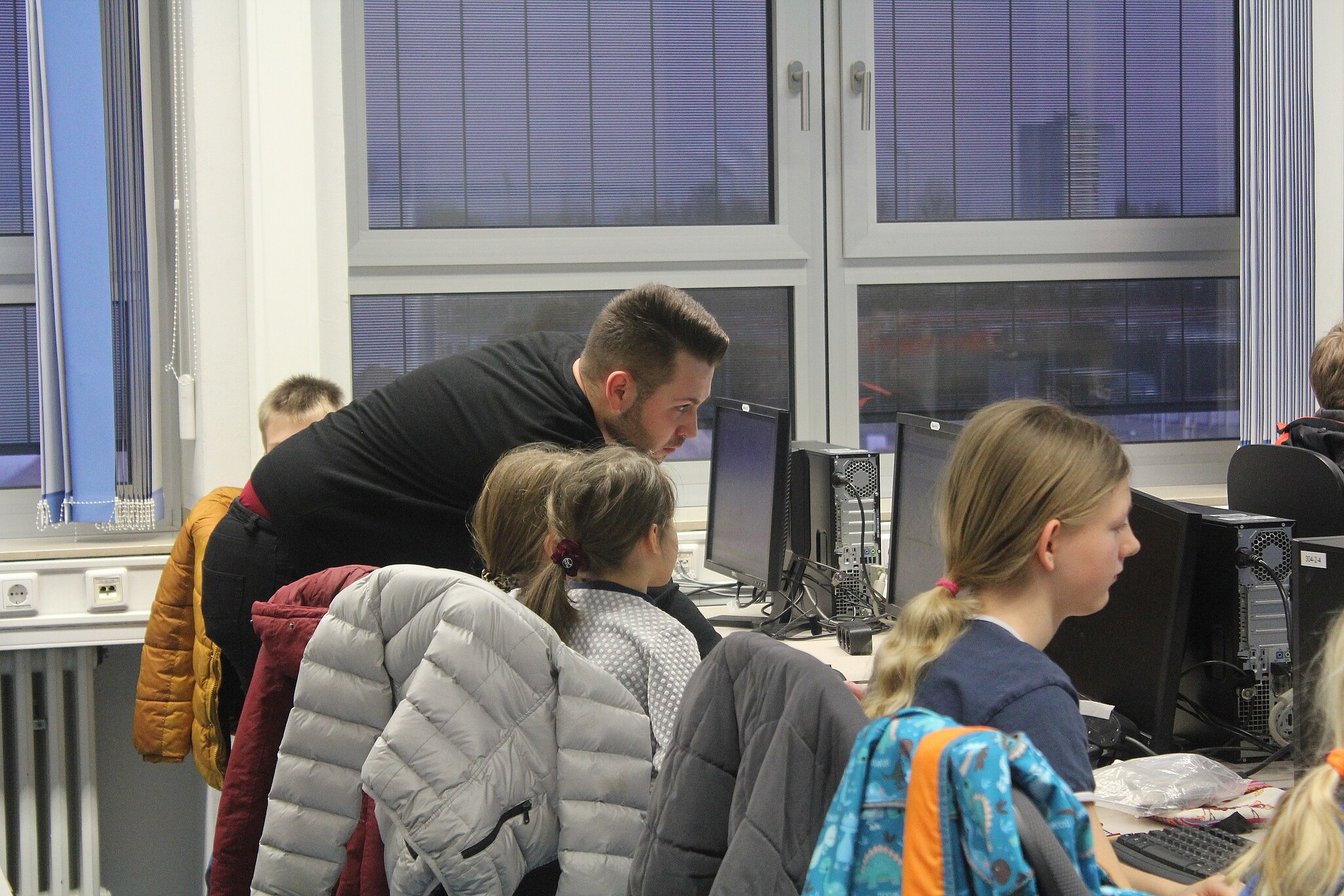 Student helpers support the kids in their first programming attempts (Image: HWG LU)