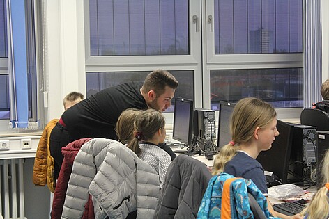 Studentische Helfer unterstützen die Kids bei den ersten Programmierversuchen (Bild: HWG LU)