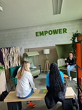 3 Studierende im Empower-Raum