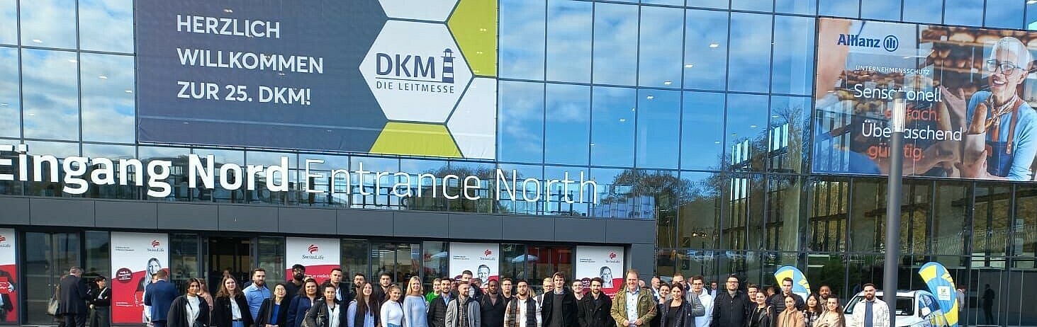 Group photo excursion department III to the trade fair of the finance and insurance industry in Dortmund