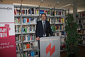 Hochschulpräsident Prof. Dr. Peter Mudra begrüßte die Erstsemester ausnahmsweise per Video-Botschaft aus der Bibliothek. 