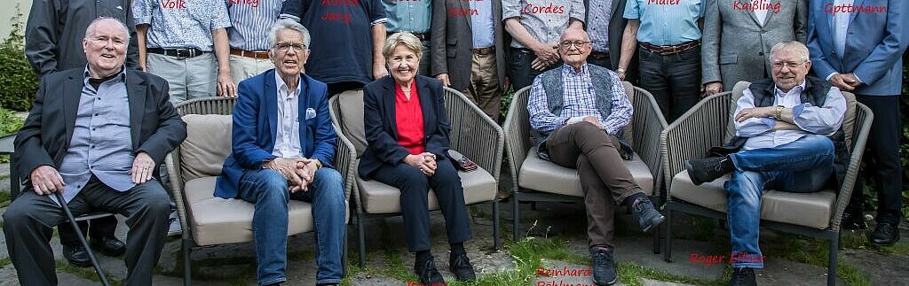 Gruppenbild des Jubiläumstreffens (Bild: Abschlussjahrgang 1972)