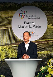 Prof. Dr. Marc Dreßler begrüßt die Teilnehmenden des Forum Markt & Wein  im Live Stream (Bild: Weincampus Neustadt)