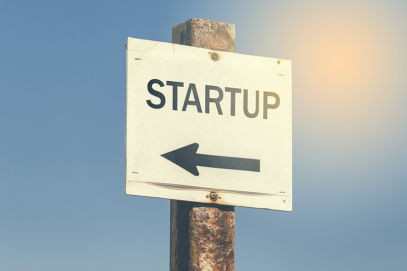Startup Ein Schild auf dem "Startup" steht und darunter ein Pfeil, der nach links zeigt