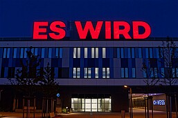 Schriftzug ES WIRD bei Nacht