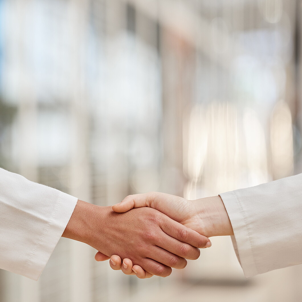Handschlag als Symbol für Zusammenarbeit, Vereinbarung oder Partnerschaft.