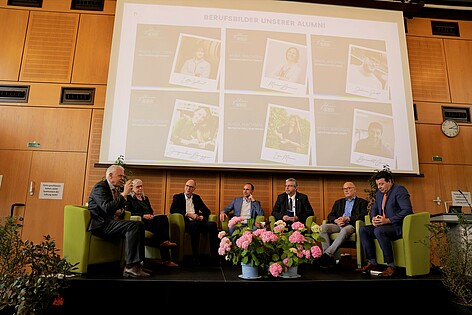 Talk-Runde v.l.n.r.: Direktor Günter Hoos, Prof. Dr. Antje Krause, Prof. Dr. Gunther Piller, Minister Clemens Hoch, Prof. Dr. Hans-Joachim Schmidt, Prof. Dr. Werner Thiel und Prof. Dr. Dominik Durner (Bild: Weincampus Neustadt)