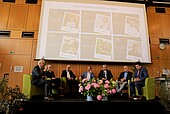 Talk-Runde v.l.n.r.: Direktor Günter Hoos, Prof. Dr. Antje Krause, Prof. Dr. Gunther Piller, Minister Clemens Hoch, Prof. Dr. Hans-Joachim Schmidt, Prof. Dr. Werner Thiel und Prof. Dr. Dominik Durner (Bild: Weincampus Neustadt)