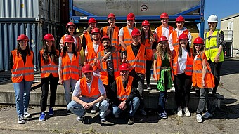 Gruppenbild von Studierenden mit Helmen und Warnwesten 