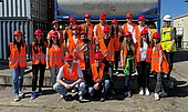 Gruppenbild von Studierenden mit Helmen und Warnwesten 