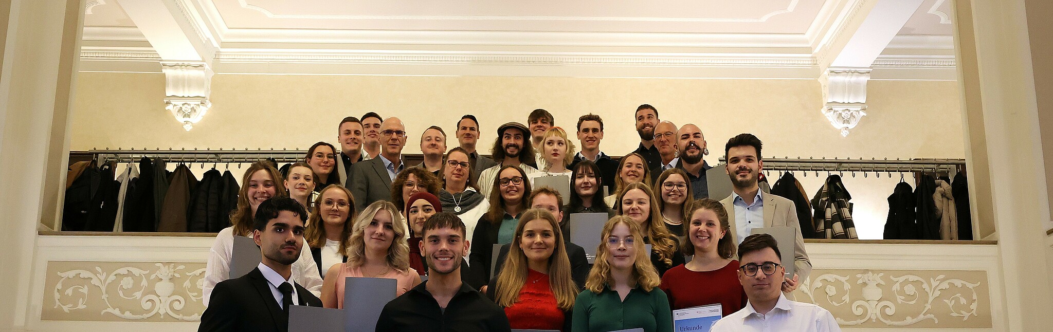 Gruppenbild von der Deutschlandstipendien-Vergabefeier im Gesellschaftshaus der BASF (Bild: HWG LU/ Zwicker)