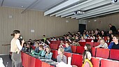 Children's University lecturer Dr. Anna-Maria Uhrig and her enthusiastic little students (Image: HWG LU/Zwicker)