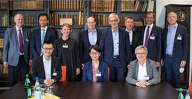 Gruppenfoto der Teilnehmer der 5. Währungskonferenz Ostasien am OAI (Bild: OAI)