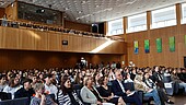 Auditorium voller Studierender bei einer Vorlesung oder Diskussion.