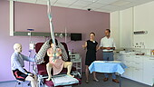 Training under almost real conditions: Prof. Dr. Karen Fried explains to Minister Clemens Hoch how valuable the practice-oriented skills and simulation training is for midwifery students.