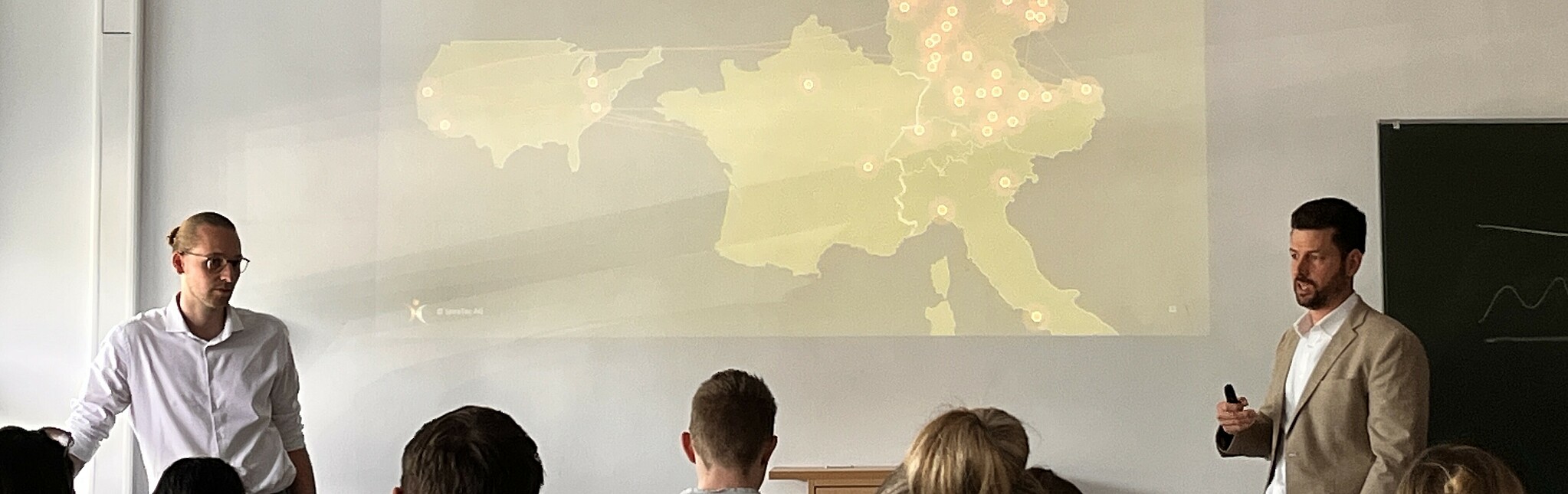 Studierende in einem Seminarraum 1 