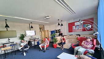 Studierende im Kreativraum