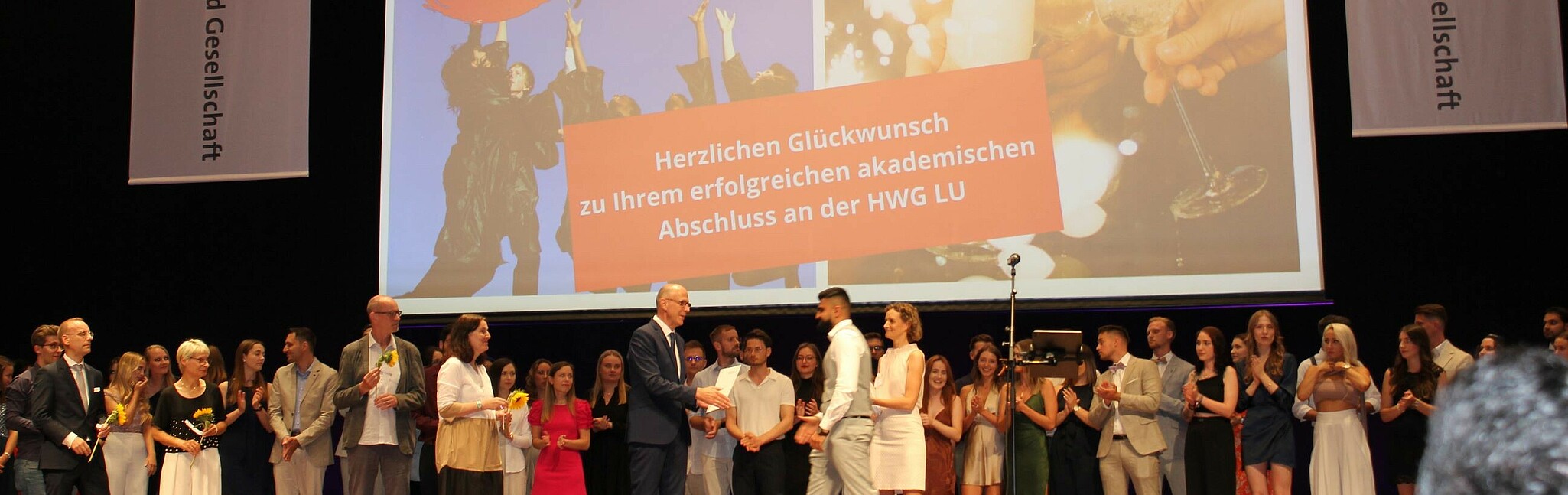 Presentation of certificates by university president and deans (Image: HWG LU)