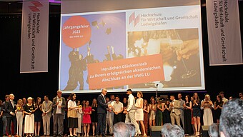 Presentation of certificates by university president and deans (Image: HWG LU)