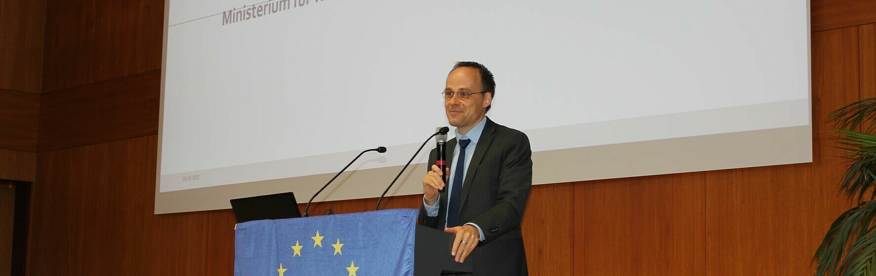 State Secretary Dr. Denis Alt delivered the greeting of the Ministry of Science and Health RLP (Image: HWG LU)