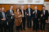 Toasting the tenth anniversary (from left): Romain Pierron, UHA Colmar; Prof. Dr. Peter Mudra, President of the Ludwigshafen University of Business and Society; Malu Dreyer, Minister President of Rhineland-Palatinate; Dr. Günter Hoos, Director of DLR Rheinpfalz; Prof. Dr. Ulrich Fischer, Institute Director of Viticulture and Oenology DLR Rheinpfalz; Kurt Beck, former Minister President of Rhineland-Palatinate; Prof. Dr. Dominik Durner, Head of Dual Degree Programs in Viticulture and Oenology.