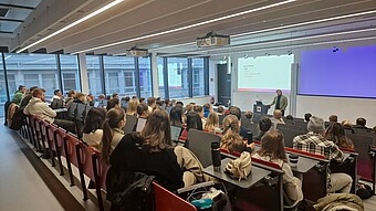 Studierende in einem großen Hörsaal