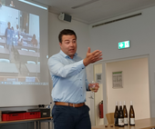 Prof. Dr. Dominik Durner im Vortrag am Weincampus