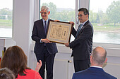 Japanische Generalkonsul Shinichi Asazuma überreicht Frank Rövekamp die Auszeichnung