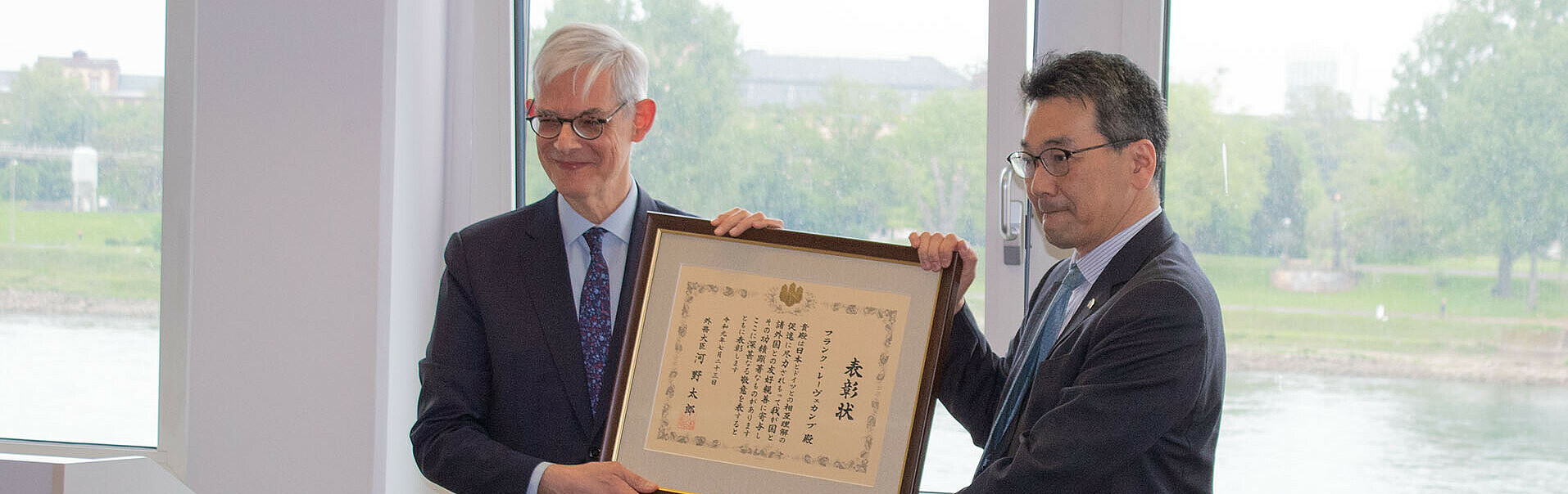 Japanese Consul General Shinichi Asazuma presents the award to Frank Rövekamp