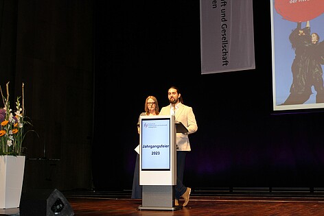 Karoline Rossmann and Paul Konrath at the graduation speech (Image: HWG LU)
