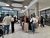 Studieninteressierte im Foyer vor der neuen Bibliothek, Geb. C