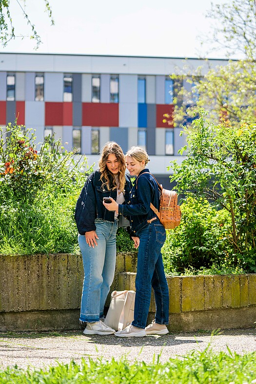 Studierende vor Neubau