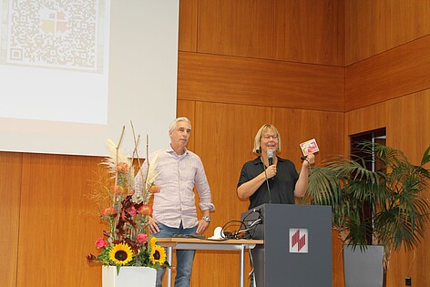 Manfred Kleinecke und Luise Gründer bei der Vorstellung des Beratungsangebots des Studierendenwerks Vorderpfalz und der Hochschulseelsorge (Bild: HWG LU)