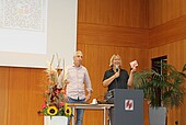 Manfred Kleinecke and Luise Gründer presenting the counseling services offered by the Vorderpfalz Student Union and the university chaplaincy (Photo: HWG LU)
