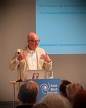 Prof. Dr. Kai Vöckler am Pult beim Vortrag im EBZ