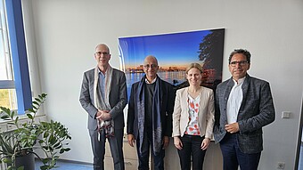 Gruppenbild im Büro des Präsidenten der HWG LU