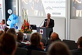 Ein Mann spricht bei einer Feier der Graduate School Rhein-Neckar.