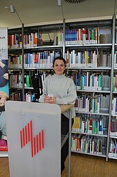 Marketing student Sarah Gonzalez-Störkel introduced the university to the freshmen. (Image: HWG LU)