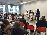 Blick vom Auditorium auf die Podiumsteilnehmenden