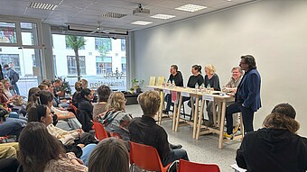 Blick vom Auditorium auf die Podiumsteilnehmenden